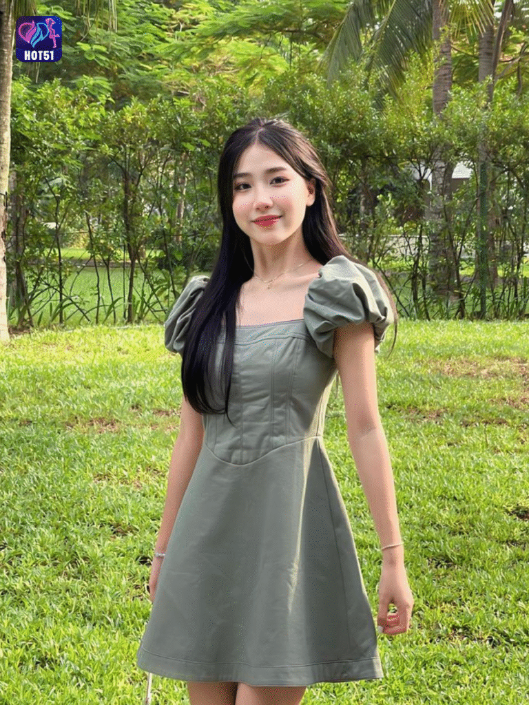 Beautiful girl live stream on Hot51 app