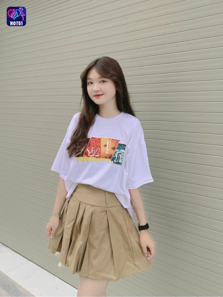 Beautiful girl live stream on Hot51 app